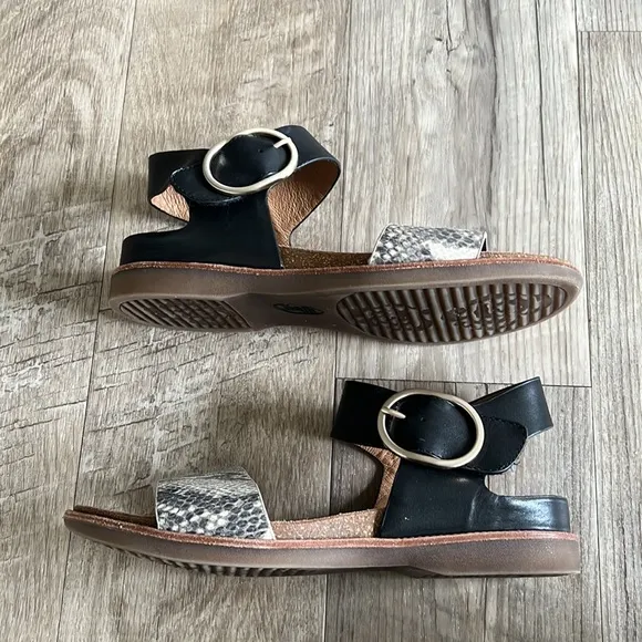 Sofft Women’s Bali Black Cream Snake Sandals.