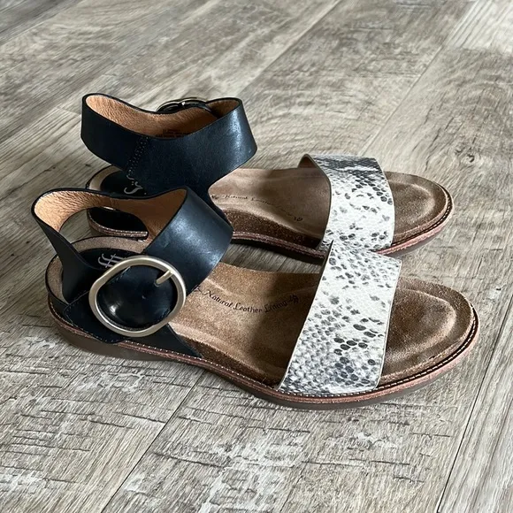 Sofft Women’s Bali Black Cream Snake Sandals.
