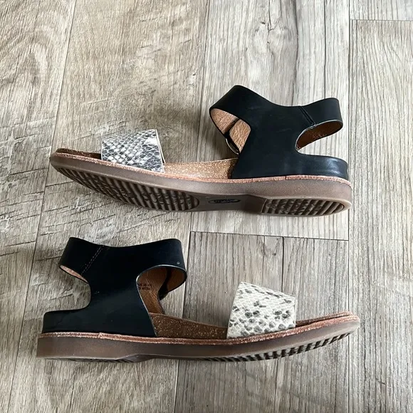 Sofft Women’s Bali Black Cream Snake Sandals.
