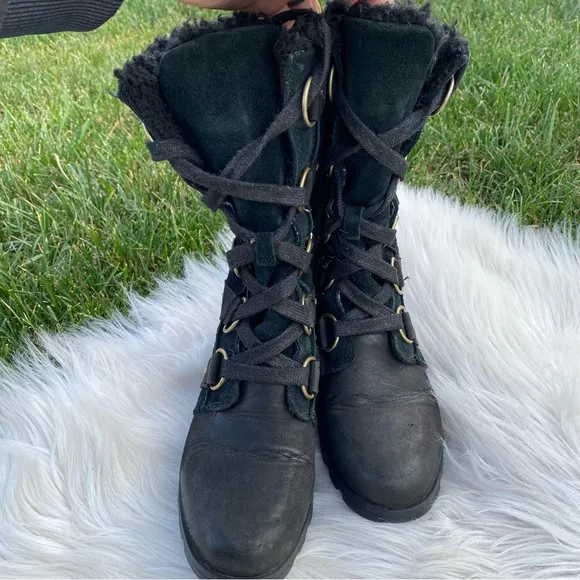 Sorel Emelie Lace Up distressed mid calf Boots 6