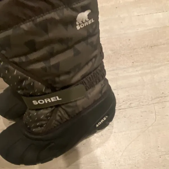 Sorel green insulted kids winter snow boot size 4 excellent loved…
