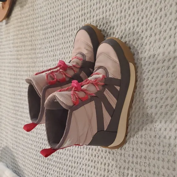 Sorel Pink and Gray Boots with Chunky Sole and High-Top Design (23)