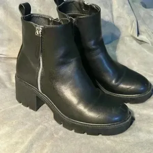 Steve Madden Black Chunky Ankle Zip Motorcycle Boots, Size 9