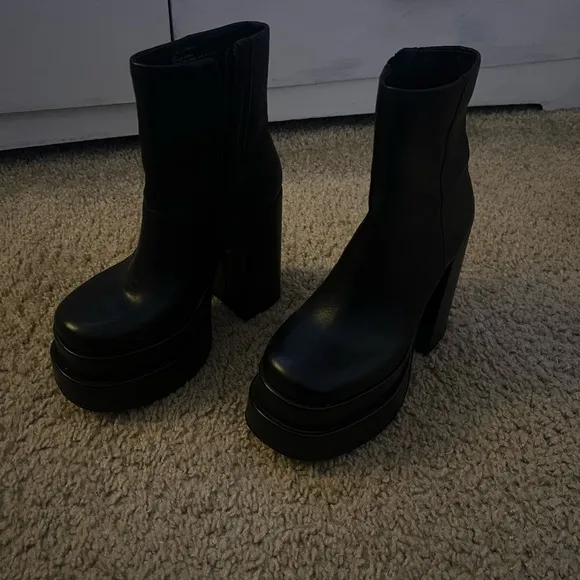 Steve Madden Black Heeled Boots with Chunky Platform Sole