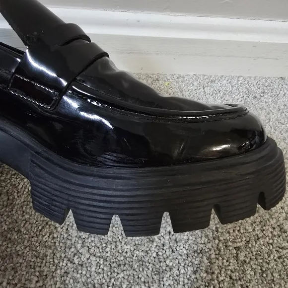 STUART WEITZMAN Soho Black Patent Leather Lug-Sole Penny Loafers Sz 9.5 Narrow