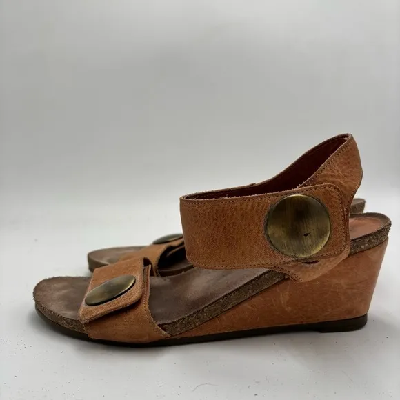 Taos Women’s 39 Brown Tan Leather Carousel 3 Wedge Sandals