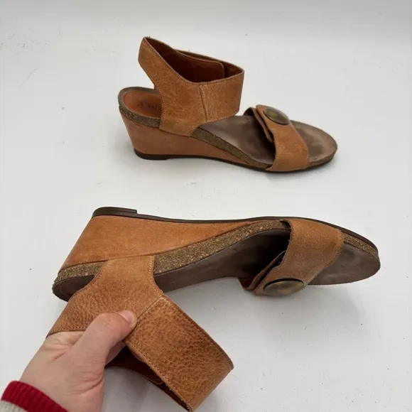 Taos Women’s 39 Brown Tan Leather Carousel 3 Wedge Sandals