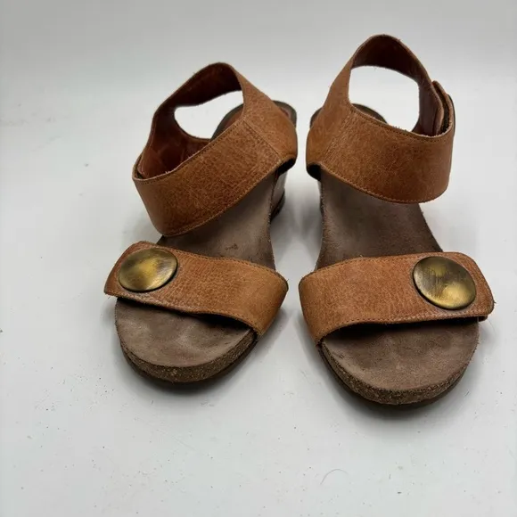 Taos Women’s 39 Brown Tan Leather Carousel 3 Wedge Sandals