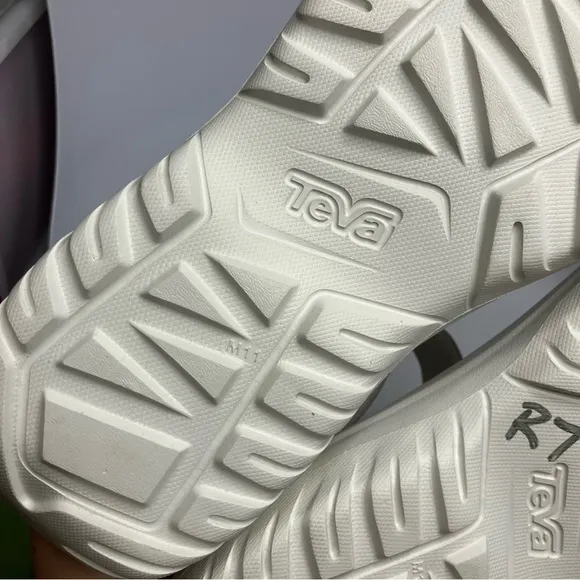Teva white Hurricane Drift sandals men’s size 11