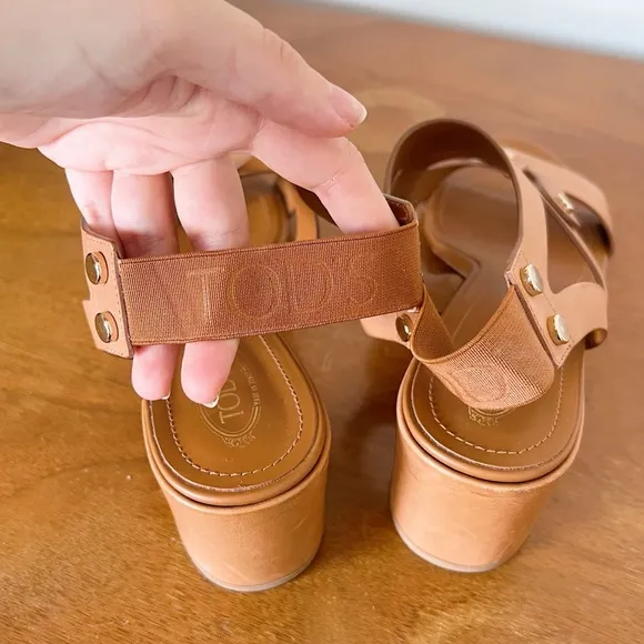 TOD’S • cognac block heel sandals leather made in Italy tan designer
