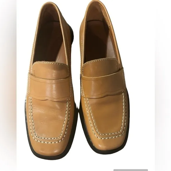 Tod’s leather penny loafers women’s size 5/35. Tan. Rare, in excellent condition