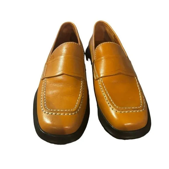 Tod’s leather penny loafers women’s size 5/35. Tan. Rare, in excellent condition