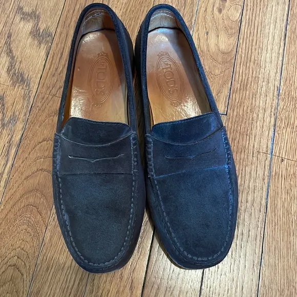 Tod’s men’s chocolate brown suede loafers. Size 8. Good condition.