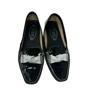 Tod's Women’s size 6.5 Black patent leather bow Gommino Driving Loafers flats