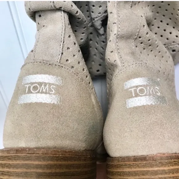 •Toms• laser cut suede boots