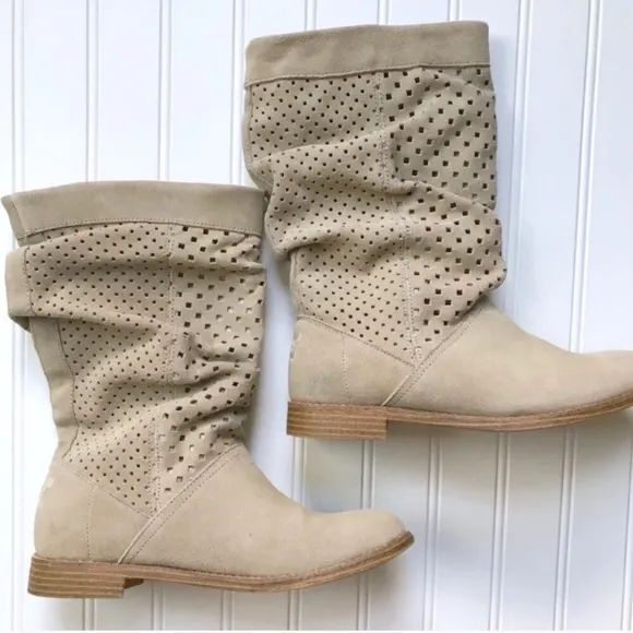 •Toms• laser cut suede boots
