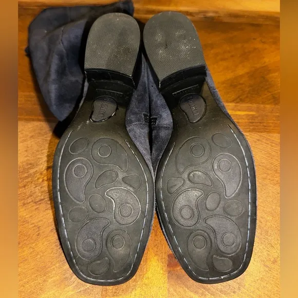 UEC Born Womens Avala Style: F27804 16” Long Sz 7.5 Navy