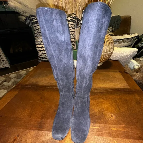 UEC Born Womens Avala Style: F27804 16” Long Sz 7.5 Navy