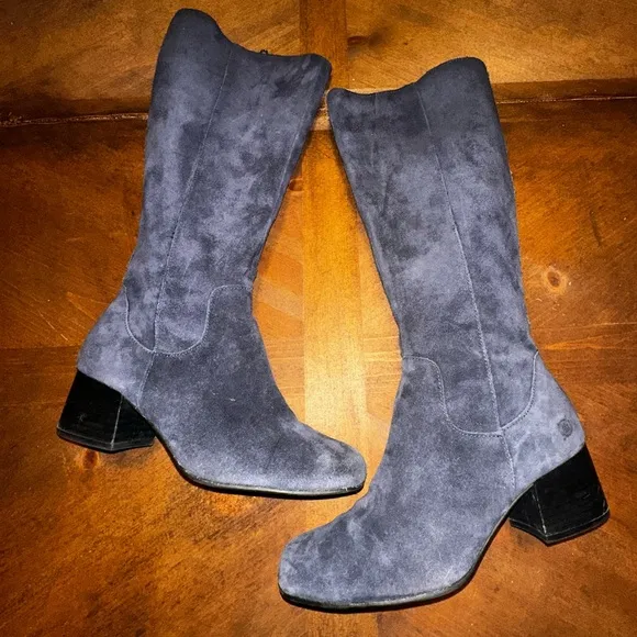 UEC Born Womens Avala Style: F27804 16” Long Sz 7.5 Navy