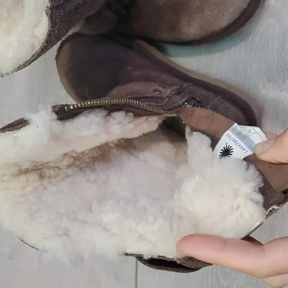 Ugg Kids Girls Magda Water Resistant Mid Calf Sheepskin Boots shoes sz 10