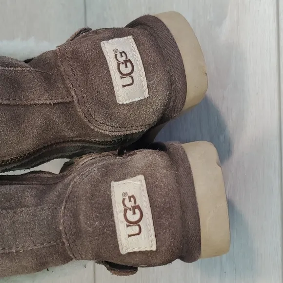 Ugg Kids Girls Magda Water Resistant Mid Calf Sheepskin Boots shoes sz 10