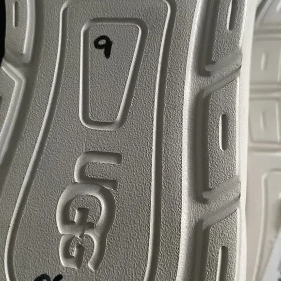 UGG WOMEN’S LA FLEX SNEAKERS