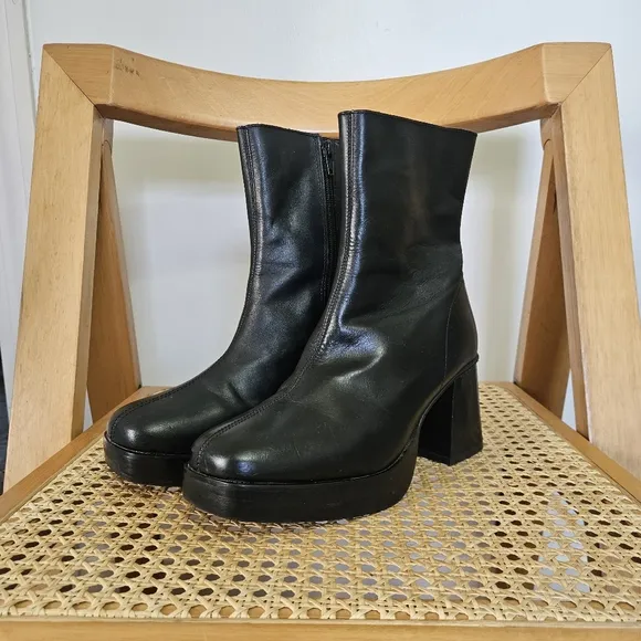 Urban Outfitters US8 Lara Bratz Doll Chunky Black Leather Platform Boots