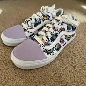 Vans Off The Wall Low Top Sneakers in White/Purple Floral Print, Size 7