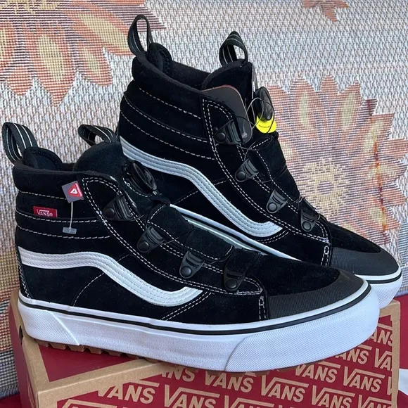 Vans WMNS Sk8-Hi Boa MteBlack/WhiteVN0007NMBA2Boots - Sneakers