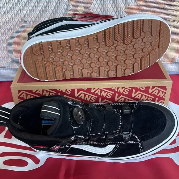Vans WMNS Sk8-Hi Boa MteBlack/WhiteVN0007NMBA2Boots - Sneakers