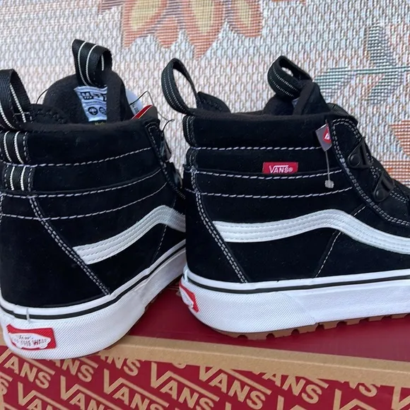 Vans WMNS Sk8-Hi Boa MteBlack/WhiteVN0007NMBA2Boots - Sneakers