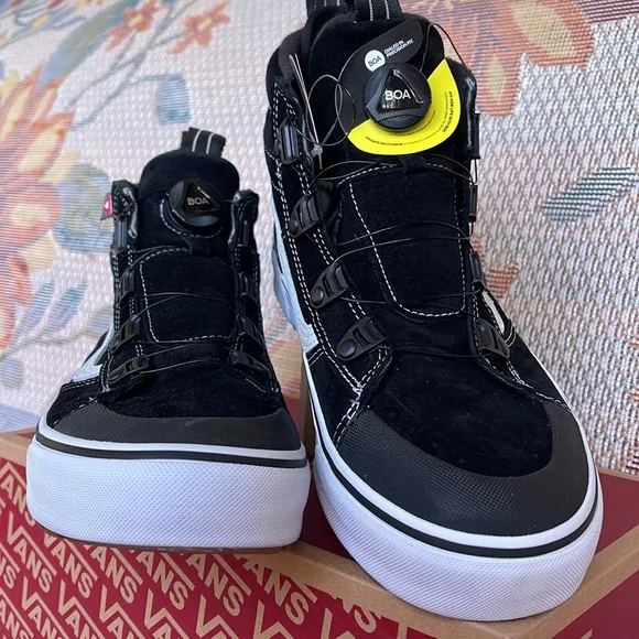 Vans WMNS Sk8-Hi Boa MteBlack/WhiteVN0007NMBA2Boots - Sneakers