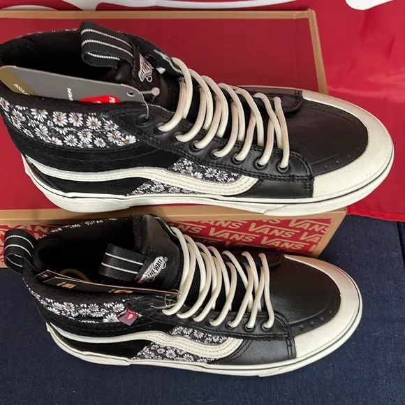 Vans WMNS Sk8-Hi Mte-2Black FloralVNOA5HZZF2Bboots sneakers