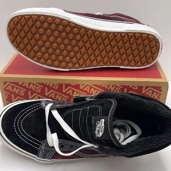 Vans Women’s Sk8-Hi Mte(Mte) Port Royale/BlackVN0A4BV7XKZBoots Sneakers