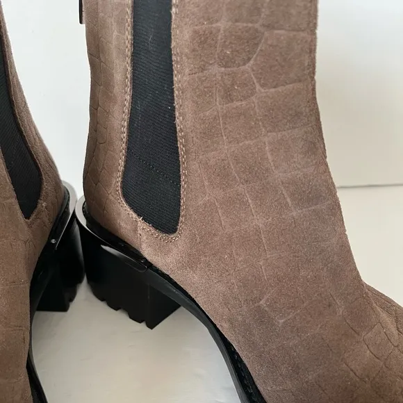 Vince Camuto Kelivena Suede Sable Brown Croc Emboss Chelsea Boot Chunky Size 9