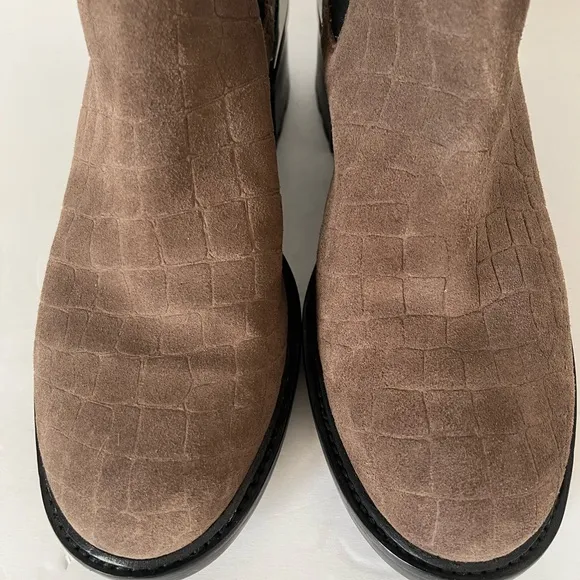 Vince Camuto Kelivena Suede Sable Brown Croc Emboss Chelsea Boot Chunky Size 9