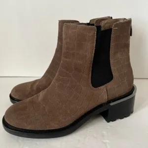 Vince Camuto Kelivena Suede Sable Brown Croc Emboss Chelsea Boot Chunky Size 9