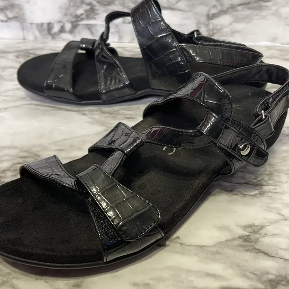 Vionic Paros Sz 9 Sandals Patent Leather Sling Back Straps Black Almost New