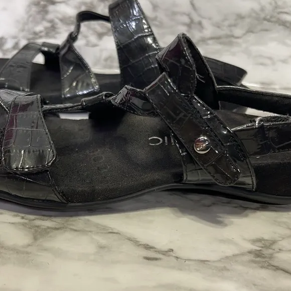 Vionic Paros Sz 9 Sandals Patent Leather Sling Back Straps Black Almost New