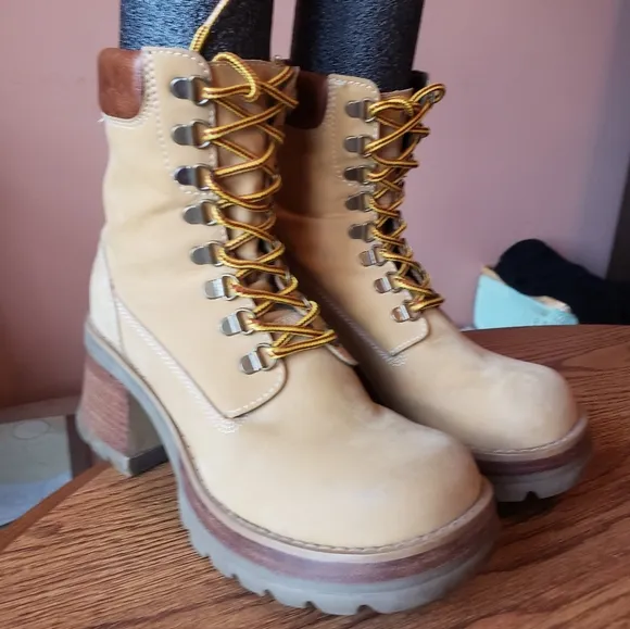 Vtg 90s Steve Madden chunky lug sole grunge combat Boots P-Hill tan nubuc