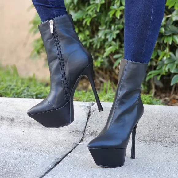 Women Pointy Toe Heel Boot Black Color