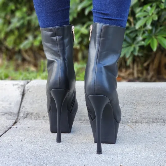Women Pointy Toe Heel Boot Black Color