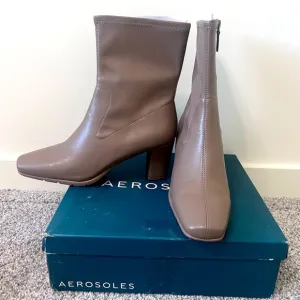 Women’s Aerosoles Cinnamon Mid Calf Boots Taupe Block Heels Side Zip US 11