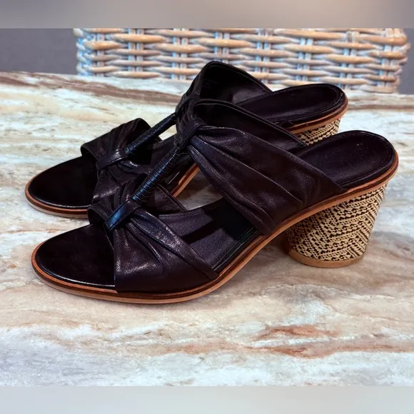 Women’s FRYE &amp; CO Leiah Bow black leather sandals- Size 9.5
