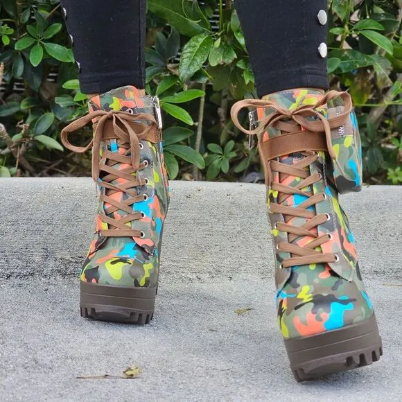 Women's Camo Print Block Heel Lace Up Botties
