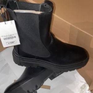 Zara lug boots leather black chunky sole size 40 USA 9